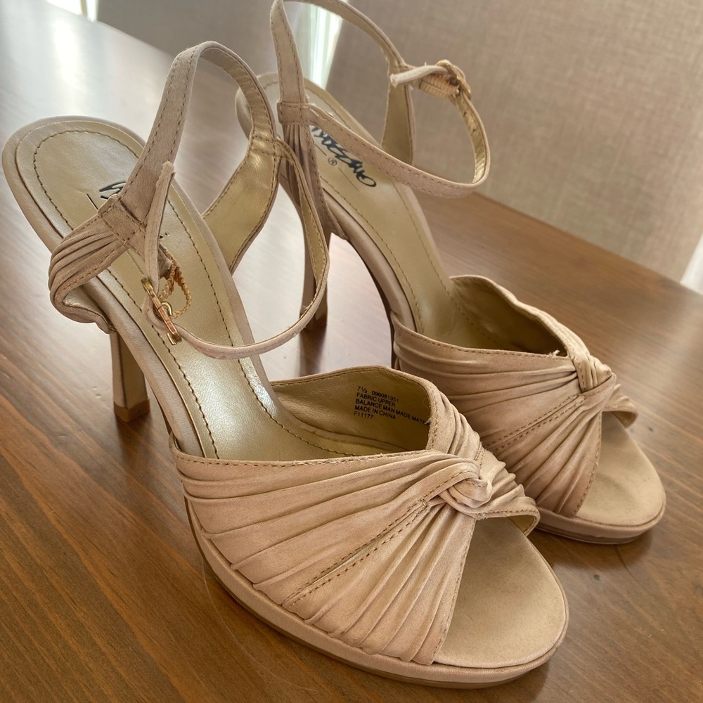 Mossimo nude/beige heels